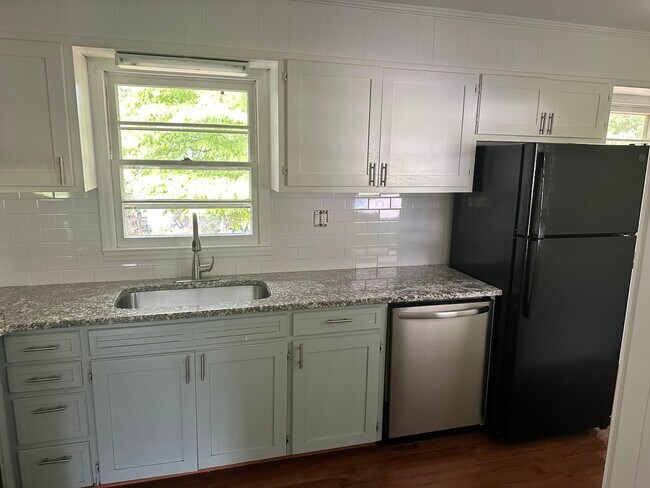 Foto del edificio - 1240 Longview Dr