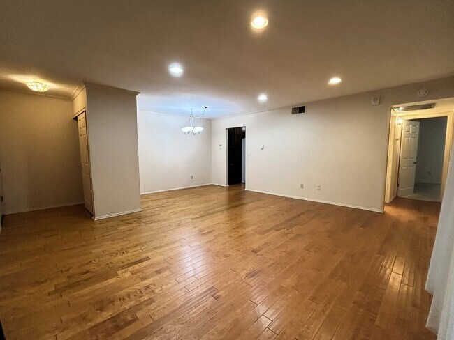 Foto del edificio - 1818 E Shorewood Blvd