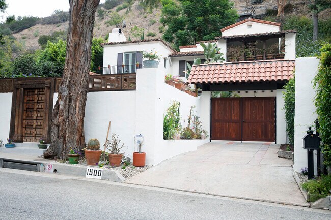 Building Photo - 1500 N Beverly Dr