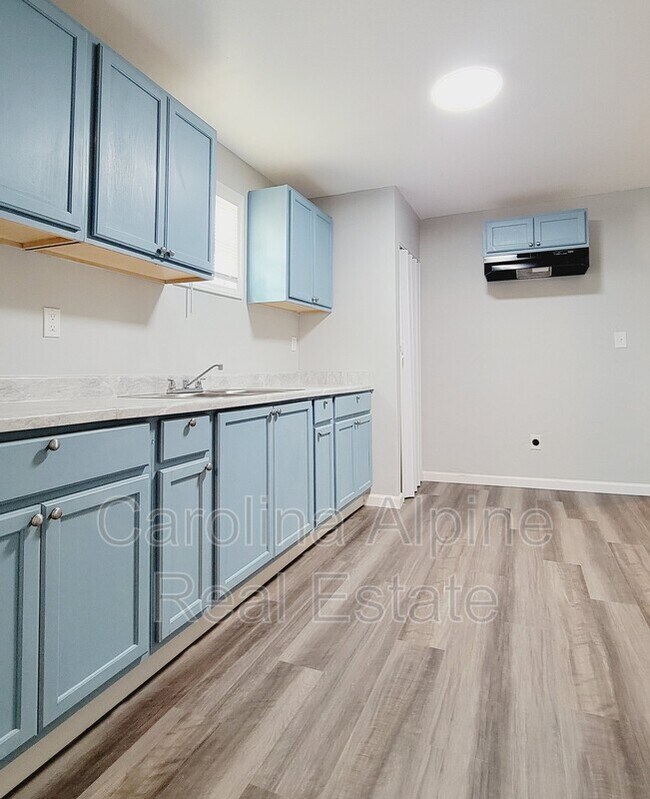 Building Photo - 1145 Rosehill Dr
