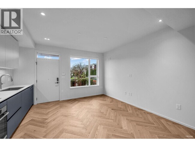 Photo du bâtiment - 775 W 49th Ave