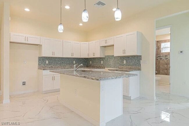 Building Photo - Stunning 3BR/2BA Home with 2-Car Garage & Screened Lanai in Lehigh Acres