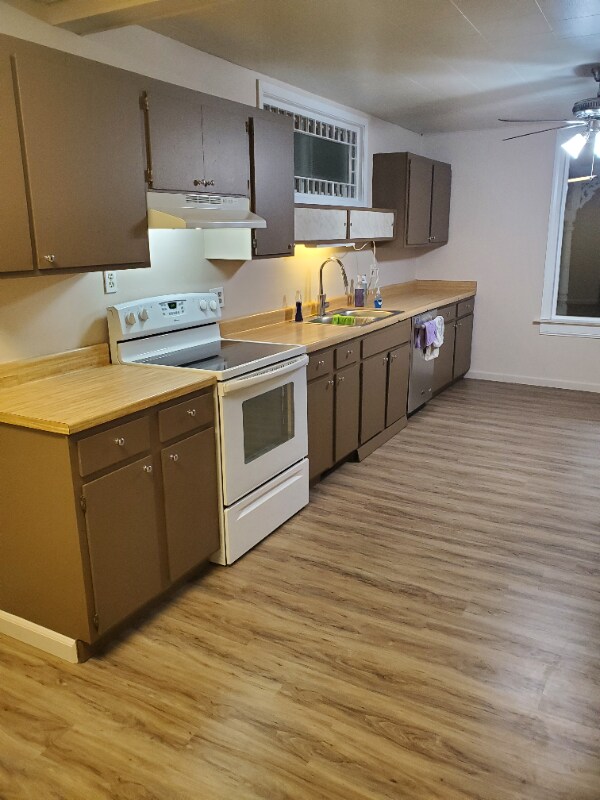 Building Photo - 207 3rd Ave W