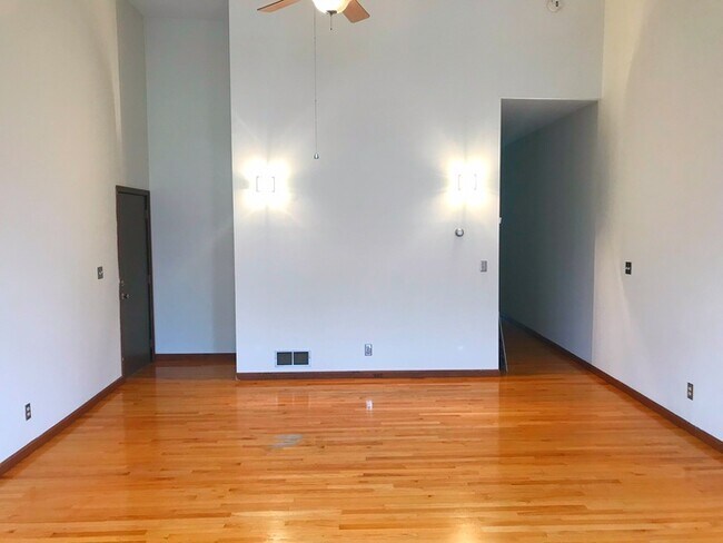 Building Photo - 1 Bedroom Loft Apartment Downtown Bloomington