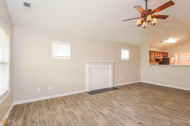 Building Photo - 63 Oakbrook Dr