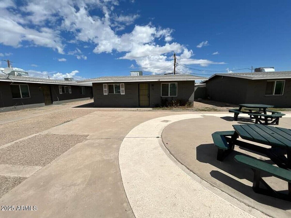 Primary Photo - 2202 W Devonshire Ave