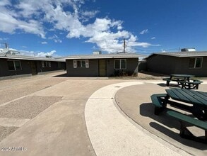 Building Photo - 2202 W Devonshire Ave