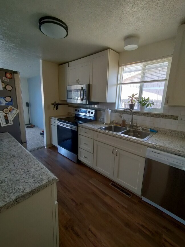 Building Photo - 613 Independence Dr