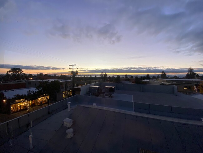 Building Photo - 2111 Vine St