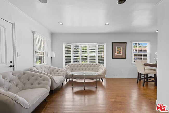 Foto del edificio - 3316 Barham Blvd