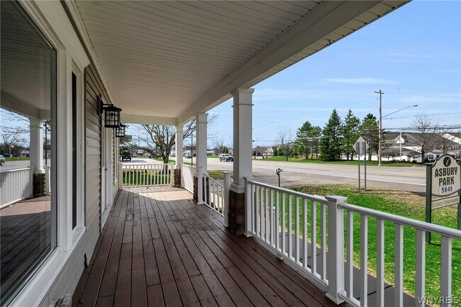 Foto del edificio - 5849 Broadway St