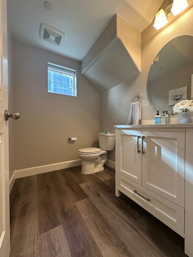 Building Photo - Beautiful 4 Bedroom in Brentwood