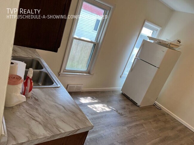 Building Photo - 1174 W 8th St