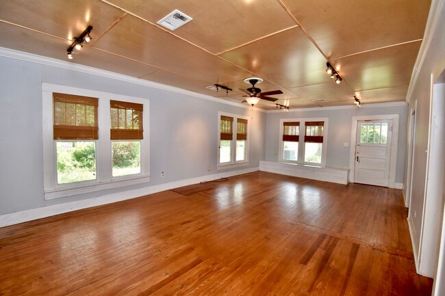 Building Photo - Spacious home walking distance to LaTech