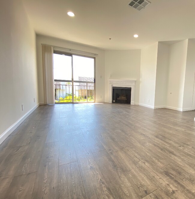 Building Photo - 8722 Burton Way