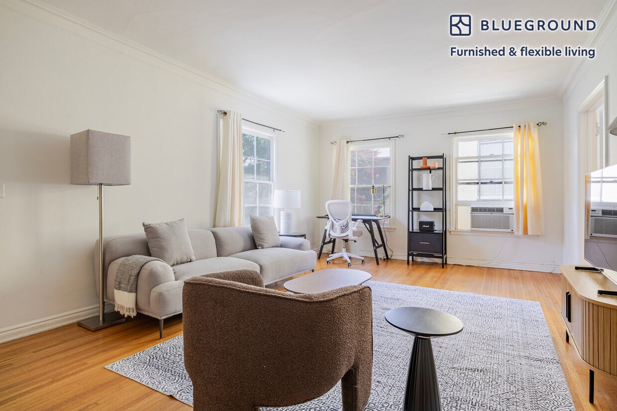 Foto principal - 136 S Roxbury Dr