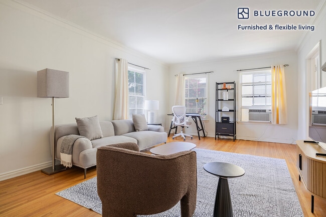 Building Photo - 136 S Roxbury Dr