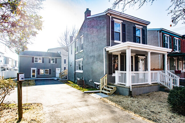 Building Photo - 404 E Barnard St