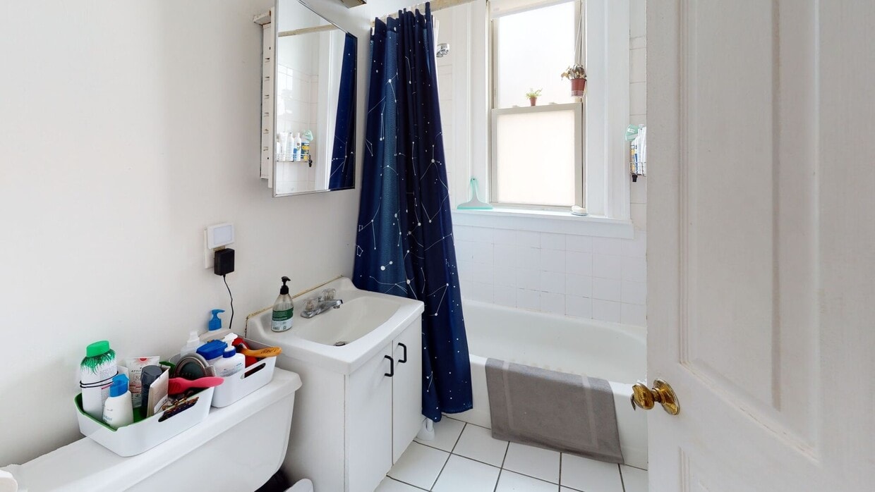 Foto del edificio - Spacious 1 bed 1 bath in Brighton