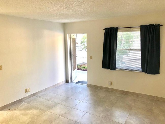 Building Photo - 1/1 Condo in Hovianna