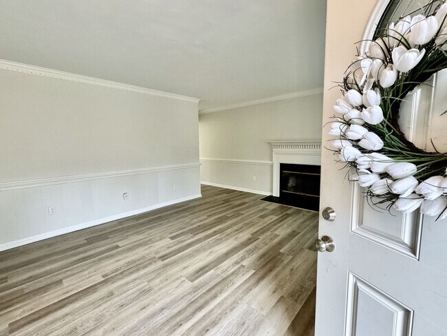 Foto del edificio - End Unit Available 05-06-25! Pet Friendly ...
