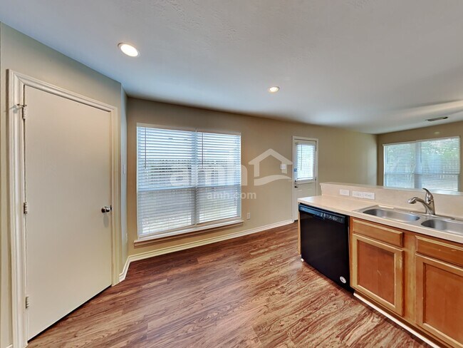 Foto del edificio - 2218 Shady Pine Dr