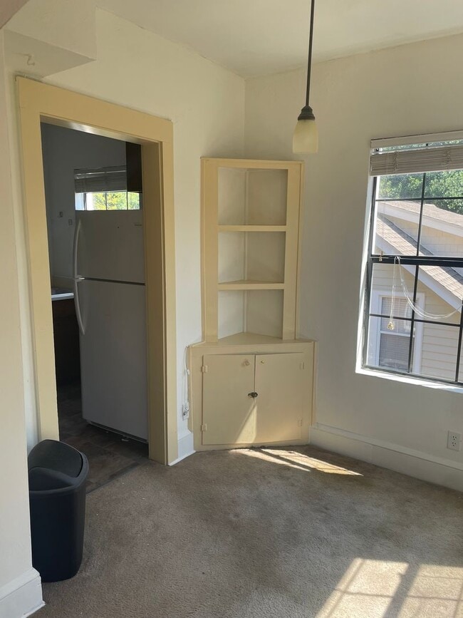 Building Photo - 1 bedroom Downtown Apartment in Historic D...