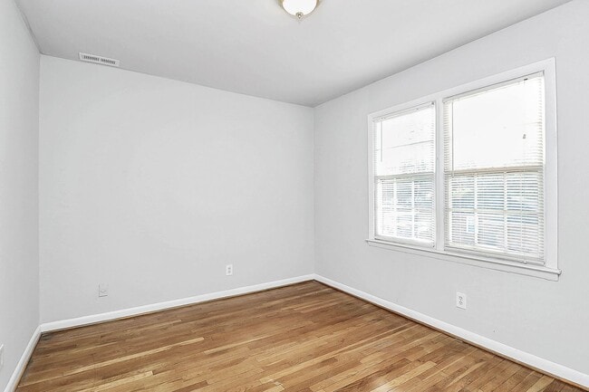 Building Photo - Lovely Two Bedroom Apartment Near Cotswold!