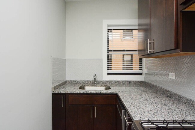 Building Photo - 432.5 W Belden Ave