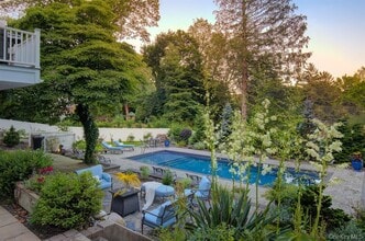 Building Photo - 2 Spring Hollow Rd