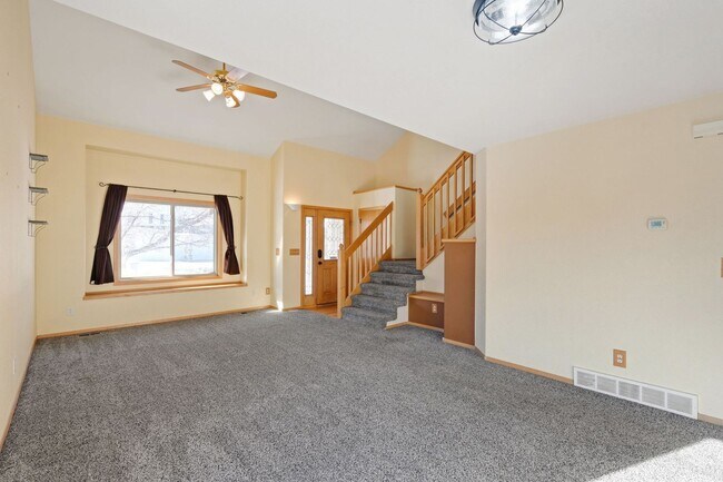 Building Photo - Spacious 5-Bedroom, 4-Bathroom home in Wes...