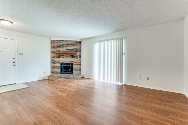 Building Photo - 2BR Townhome on a Greenbelt!