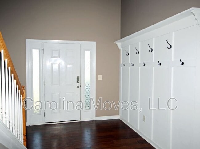 Foto del edificio - 689 Flintrock Dr