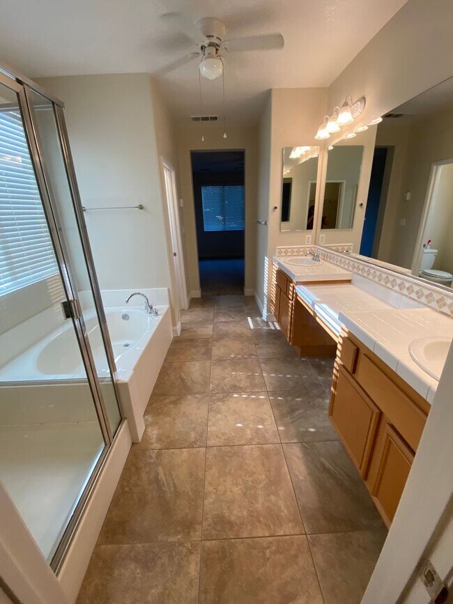 Foto del edificio - Gorgeous NW Home 4 Bed/3 Bath $2,850 Rent & 2,850 Deposit