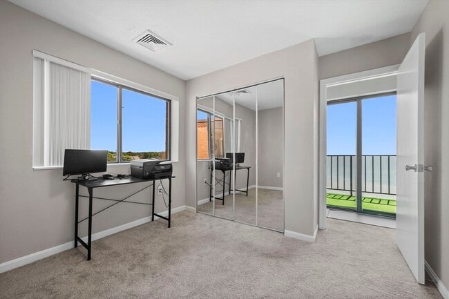 Foto del edificio - 295 Lynn Shore Dr