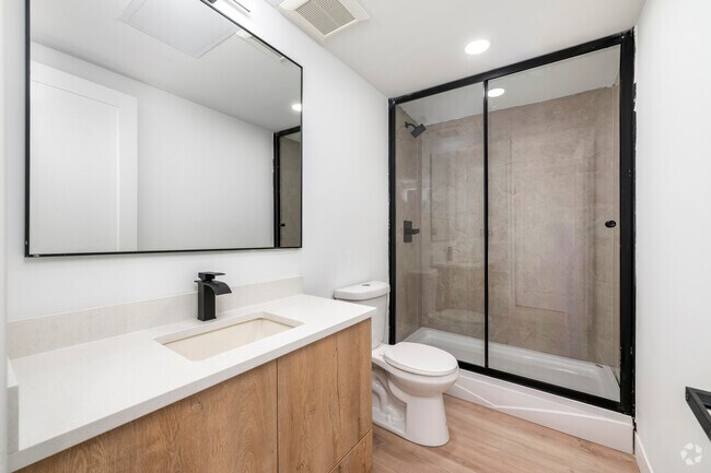 2 habitaciones, 1 baño – 798 pies cuadrados - Baño - Georgia Flats