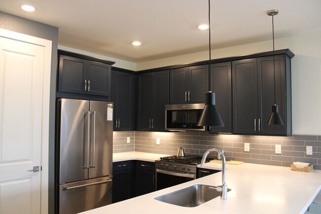 Building Photo - Newly Furnished 4 bedroom/ 4 bathroom Town...