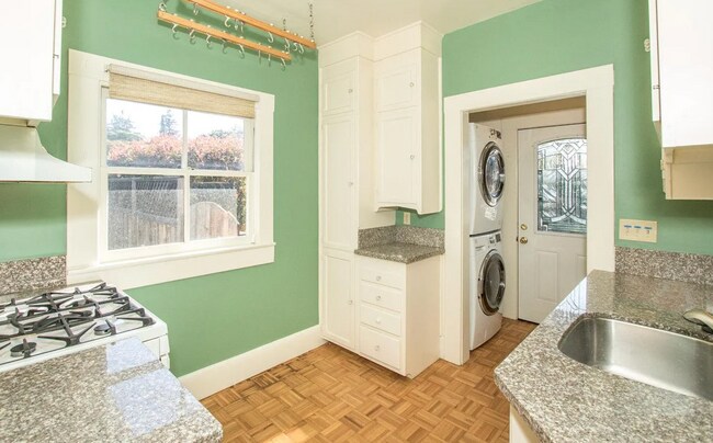 Building Photo - 3 Bed, 1 Bath Home by Downtown!