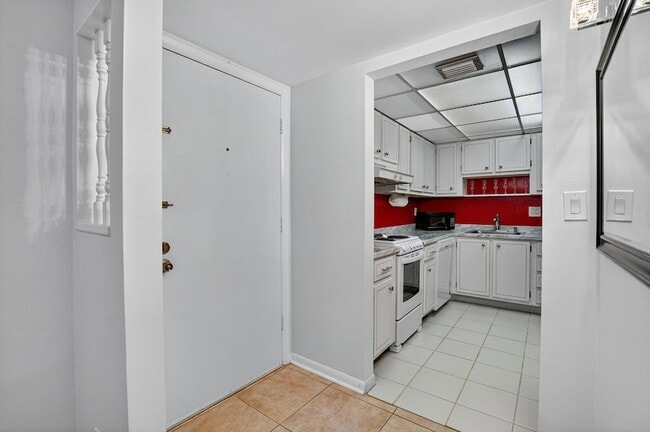 Building Photo - 555 SE 8th St