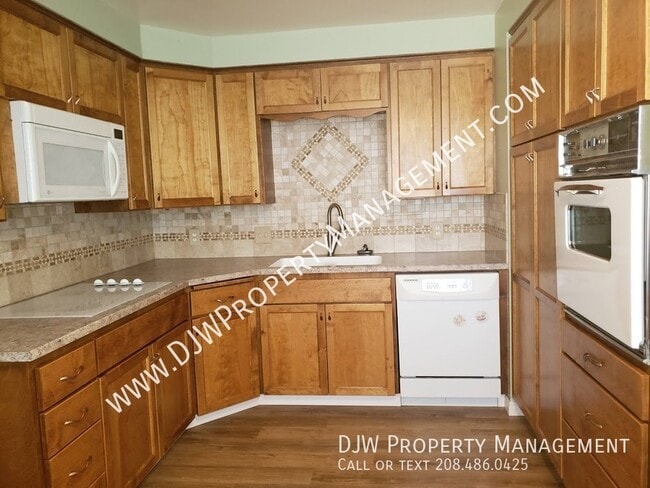 Building Photo - 624 W Linden St