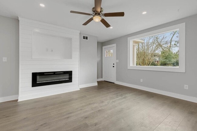 Building Photo - Charming 2-Bedroom Duplex in Riverside Jac...