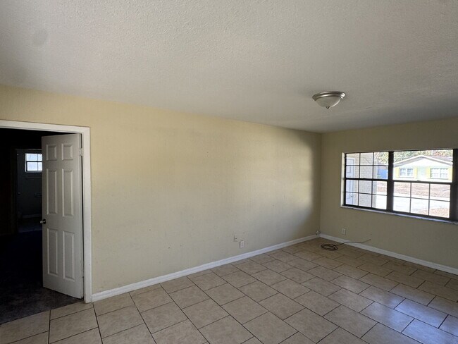 Foto del edificio - "Spacious 4-Bedroom Oasis with 2 Baths in Tampa – Your Perfect Family Retreat!"