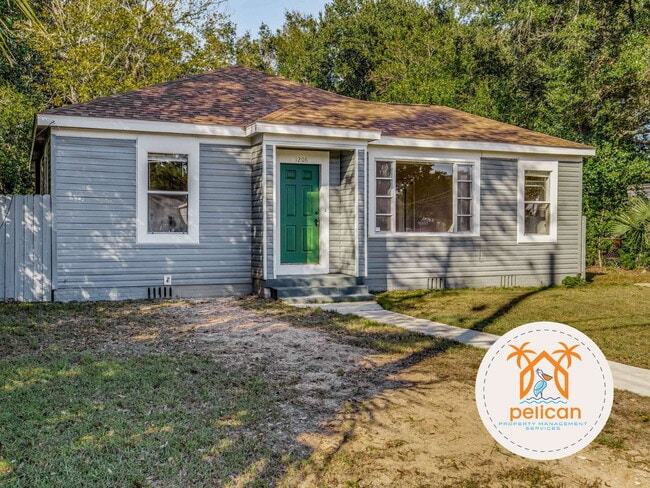 Building Photo - Cozy 2 Bedroom House with Large Yard in Pe...