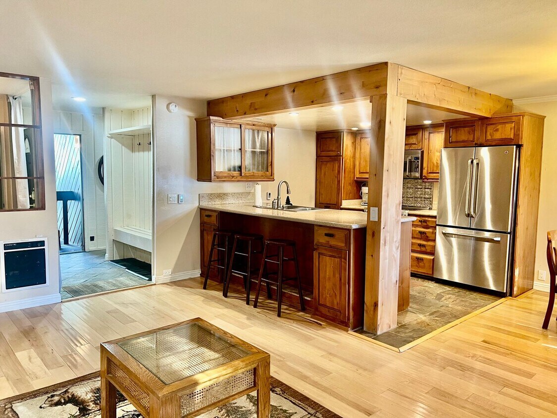 Foto principal - For Rent: Updated 1 Bed, 1 Bath Unit in Su...