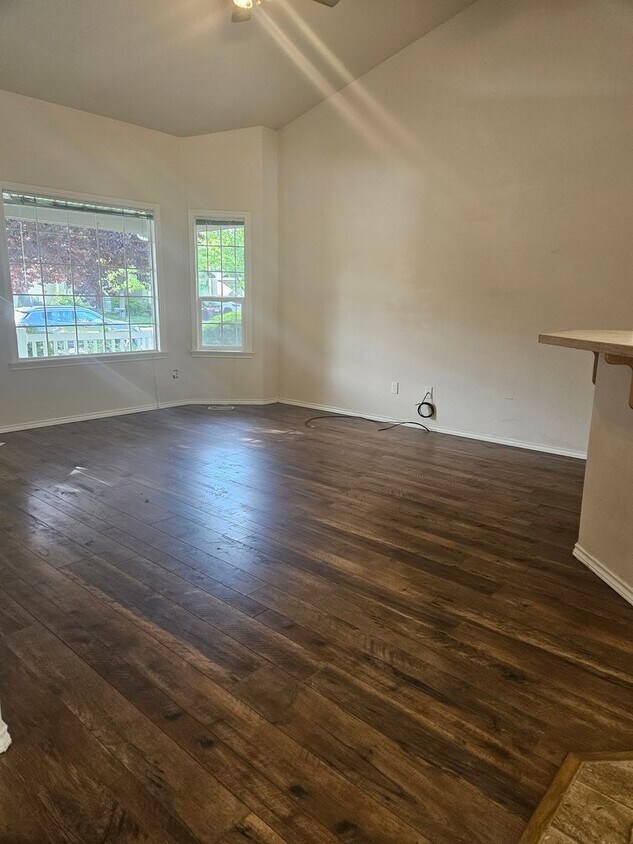 Building Photo - Great Meridian Neighborhood next to Settle...