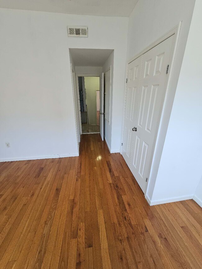Building Photo - 1419 W Stiles St
