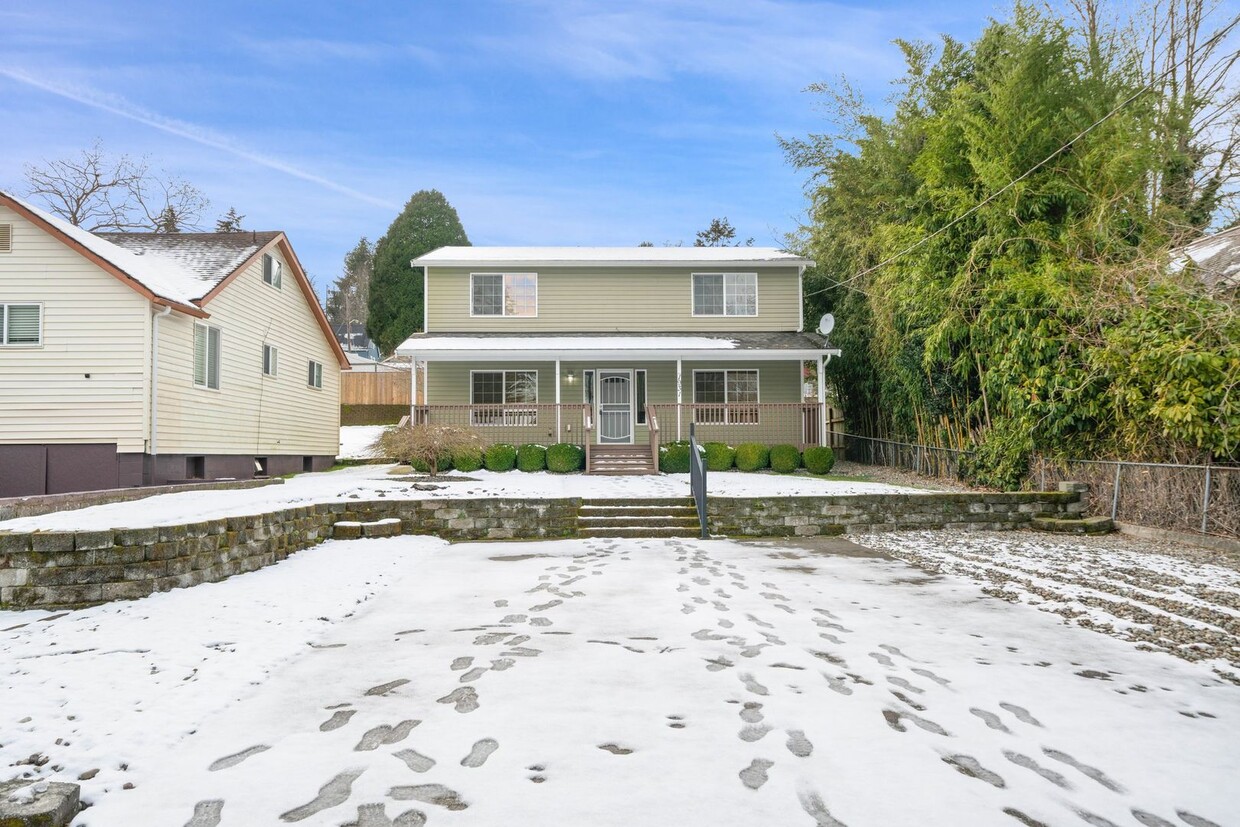 Primary Photo - Charming Bremerton Home with Spacious Layout