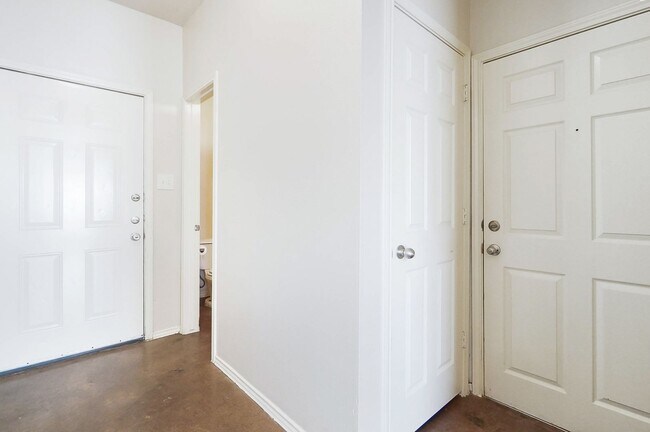 Foto del edificio - 3 Bedroom/2.5 Bath located in Woodlake Gol...