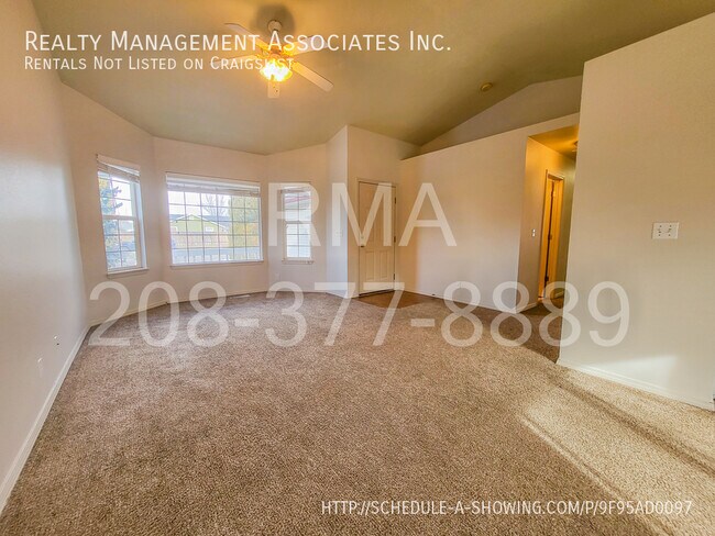 Building Photo - The Perfect 3 Bedroom on 5-Mile & Fairview!