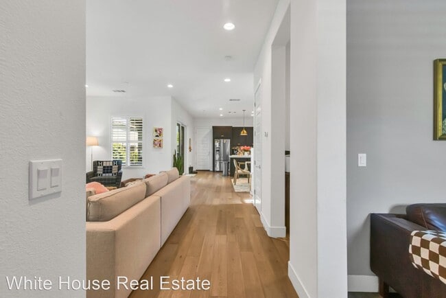 Building Photo - 3 br, 3.5 bath House - 3152 Mckinley Villa...